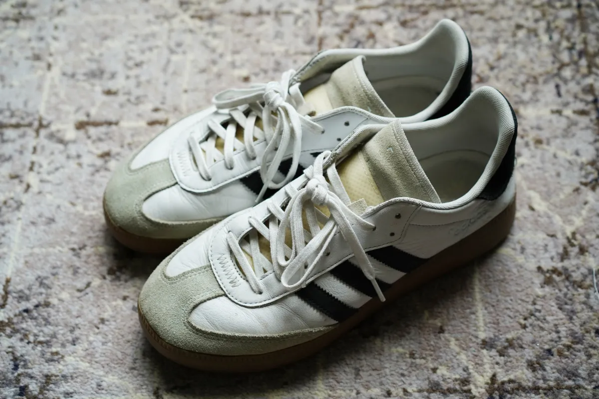 En influencers sneakers avslöjar Röda korsets distributionskedja
